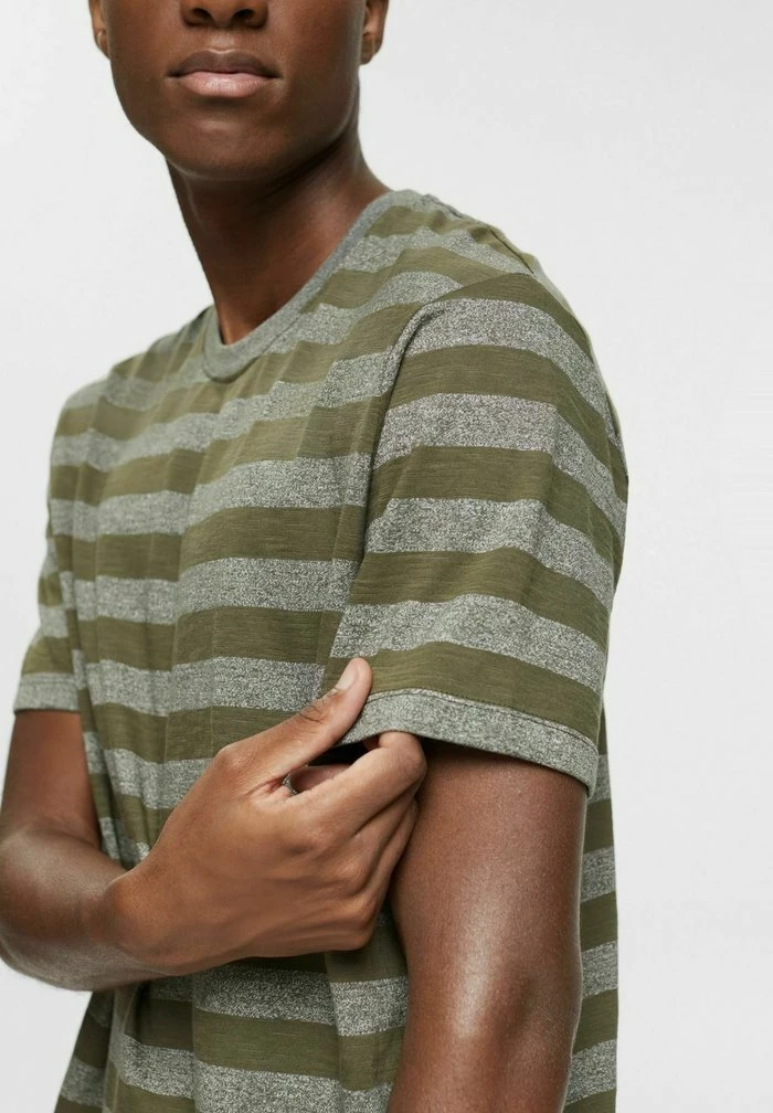 Edc By Esprit REGULAR FIT - Print T-shirt - Dark Khaki 4 Edc By Esprit REGULAR FIT - Print T-shirt - Dark Khaki - Image 4